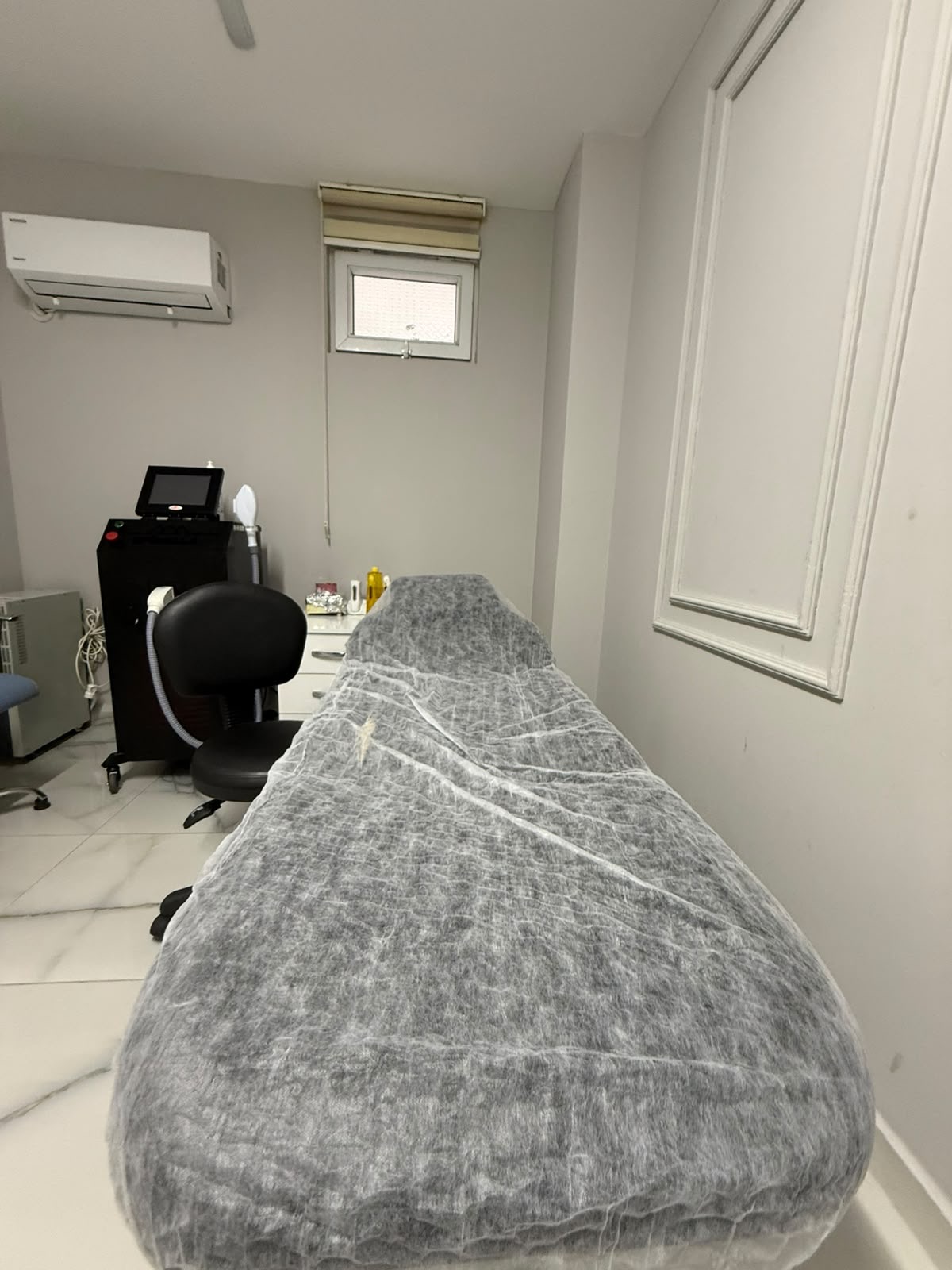 Lazer epilasyon odası — yatak ve cihaz